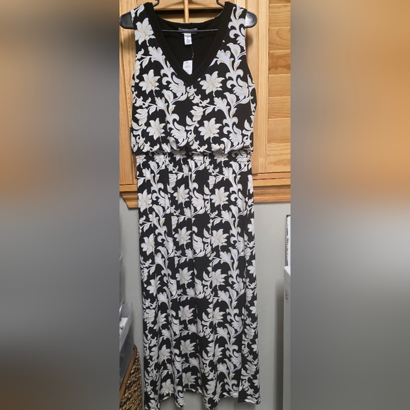 White House Black Market Dresses & Skirts - White House Black Market Black & White Floral V-Neck Maxi Dress
